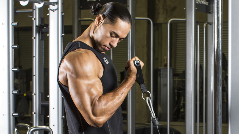Effektiv qol təhsili üçün bir bicep qıvrım maşınını necə istifadə etmək olar